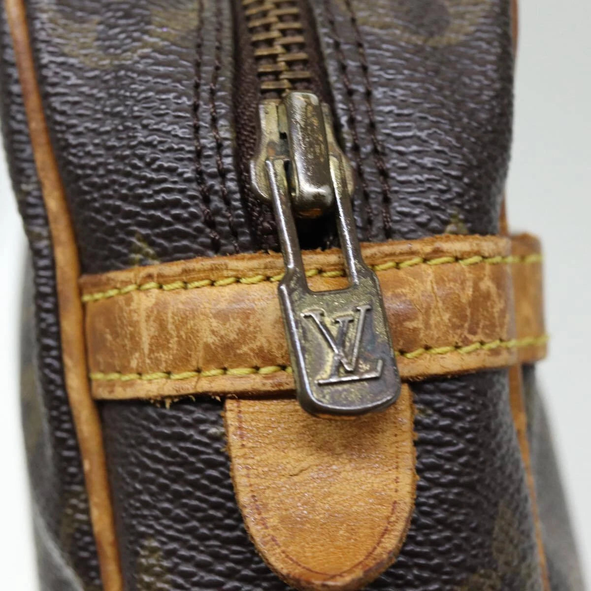 Louis Vuitton Compiegne 23 Clutch